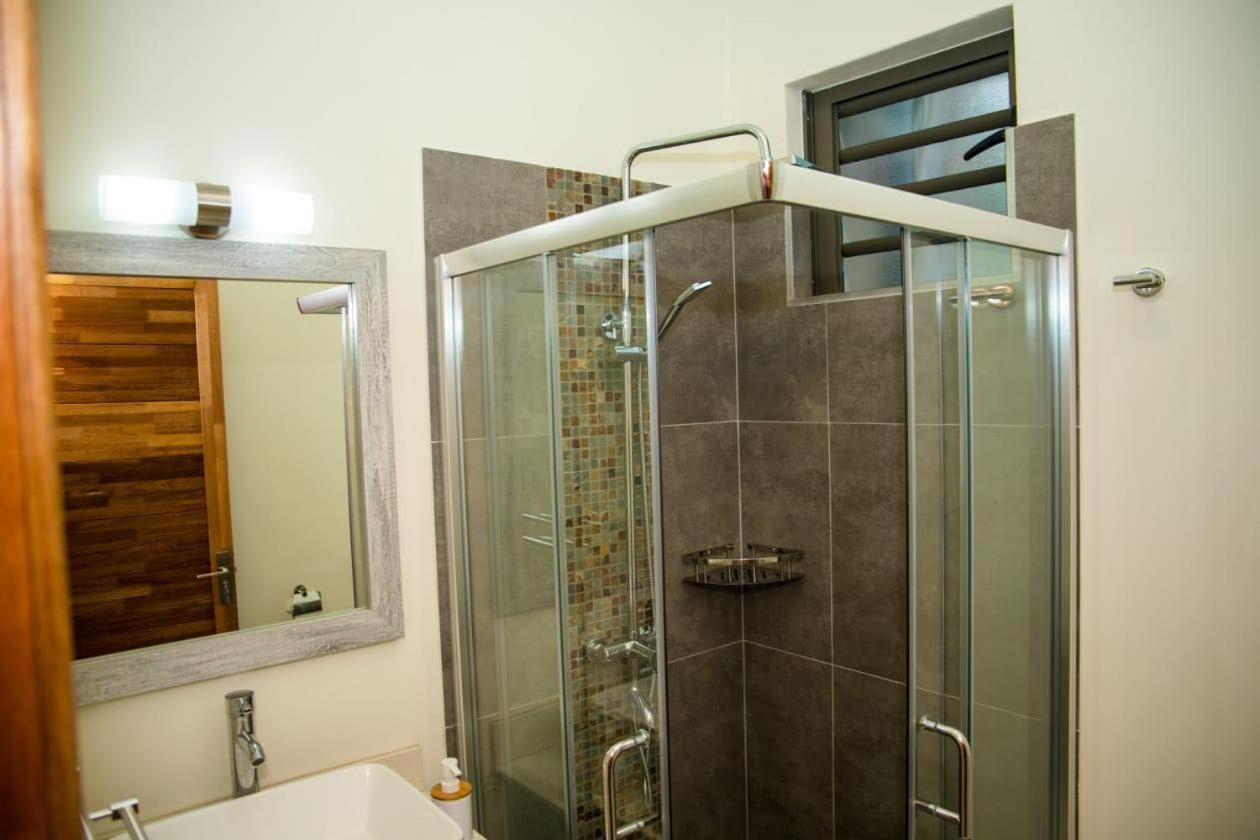 Entire Luxury 3 Bedroom Condo For Rent - Flic-En-Flac - Close To Beach Exterior foto