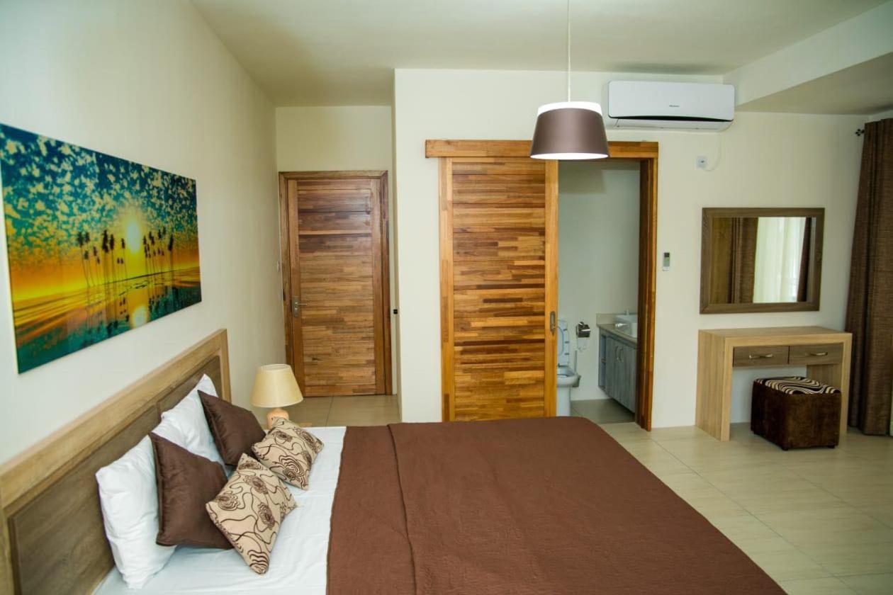 Entire Luxury 3 Bedroom Condo For Rent - Flic-En-Flac - Close To Beach Exterior foto