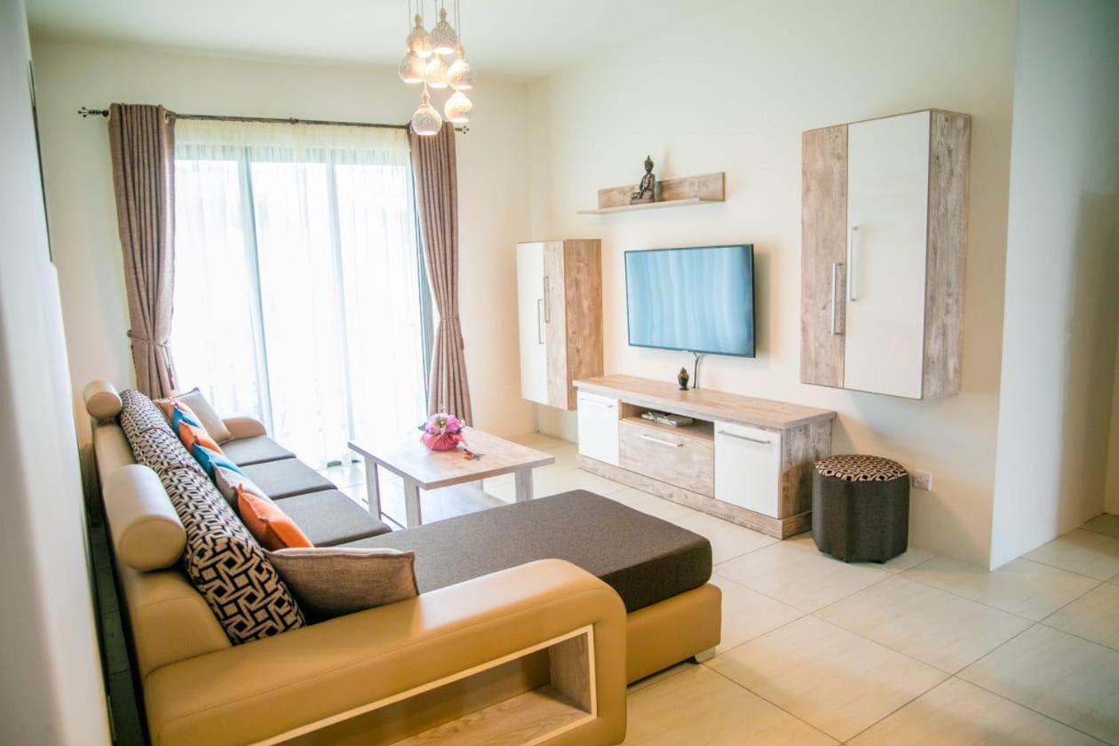 Entire Luxury 3 Bedroom Condo For Rent - Flic-En-Flac - Close To Beach Exterior foto